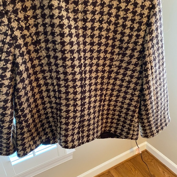 Ann Taylor tweed blazer. Beautiful browns. Adds pop to an outfit! Size 6 - Picture 2 of 2